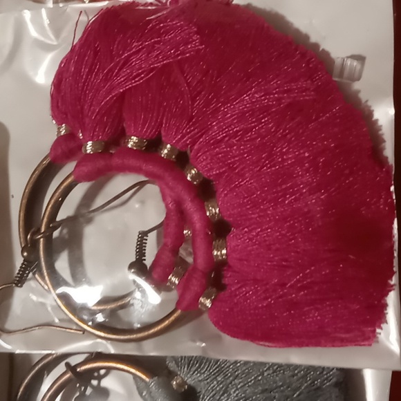 Shein earrings 5 pair a color for everyday of the week. brass color hoop - Picture 3 of 6